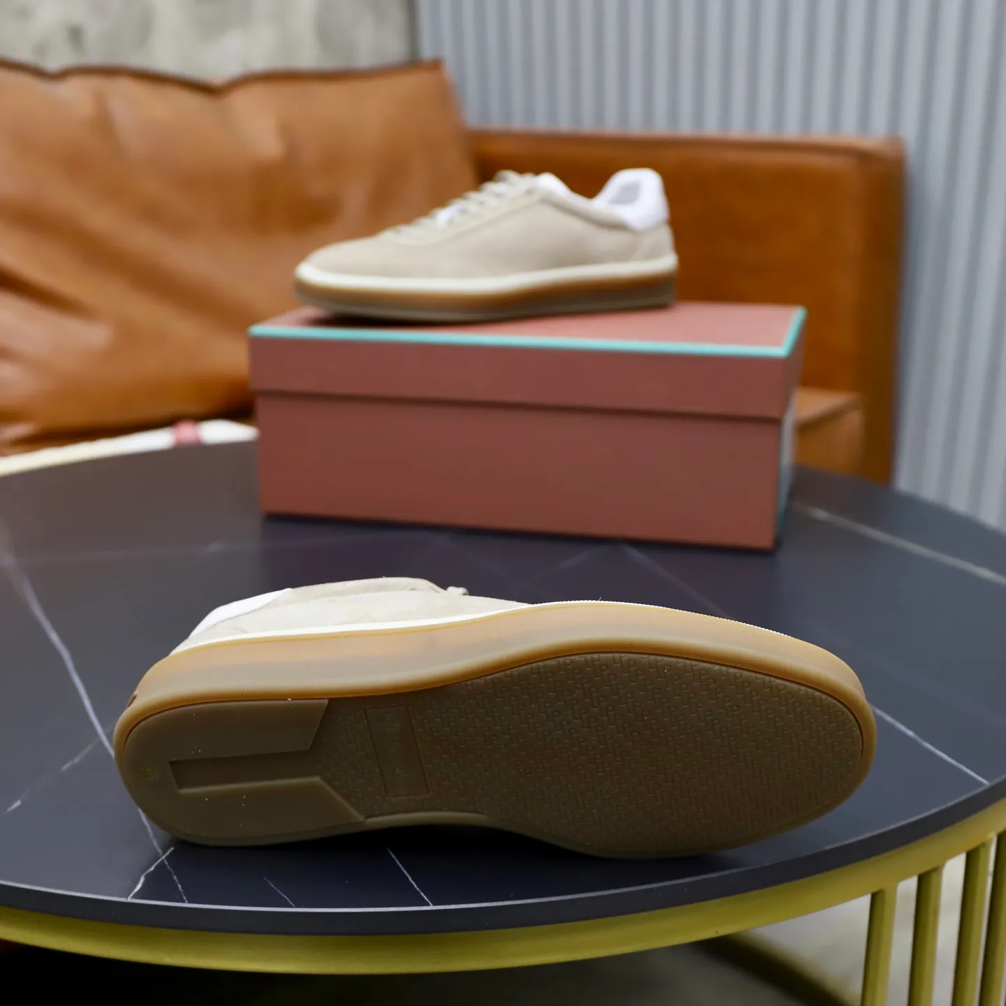 Ex-factory price: 560💰Loro Riana men’s moral training sneakers! Made from high-quality materials and designed in a low-cut silhouette, it offers an elegant and stylish look that's suitable for year-round wear. The unique double-layer sole aesthetic design, caramel cup-shaped outsole is decorated with off-white rubber trim, creating an attractive color combination. Pair with tailored pieces or jeans for a sophisticated yet casual look. The heel is decorated with soft cow leather tongue with Kummel color inserts and cotton laces with embossed LP logo. Upper: cow split suede. Lining: original thickened soft sheepskin. Size: 38-39-40-41-42-43-44 (customized in 45.46)